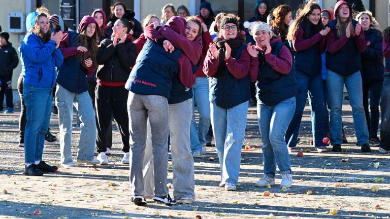 Okrogla obletnica obmetavanja z jabolki