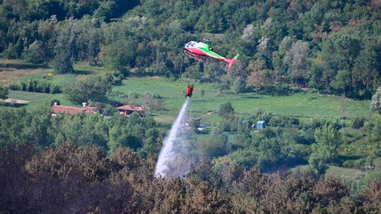 Kanader in helikopterji še na delu (foto in video)