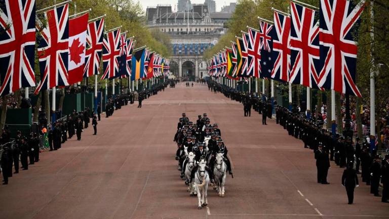 Sprevod s kraljem Karlom III. in Camillo pozdravile množice ljudi