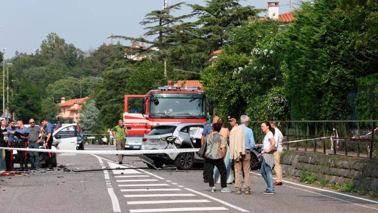 Huda prometna nesreča v Sesljanu, umrla ena oseba, več poškodovanih (video)
