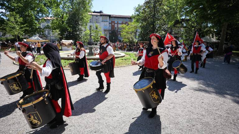 Grofija in pohod poživila mesti