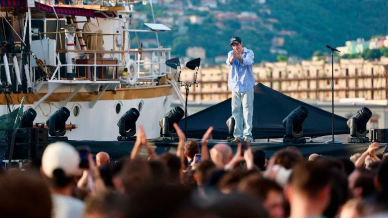 Na ladji Palinuro Tananai in drugi pevci