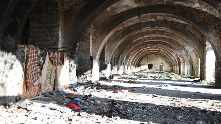 Tristo migrantov brez pomoči