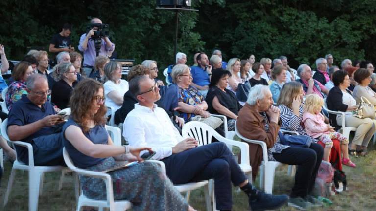 Navezan je na Julijce in obenem tudi na Kras