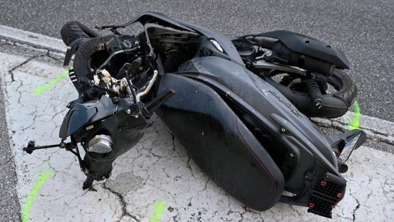 V čelnem trčenju hudo poškodovana voznica skuterja