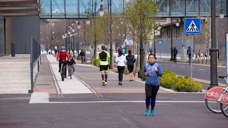 Sonce privabilo na ulice kolesarje in tekače