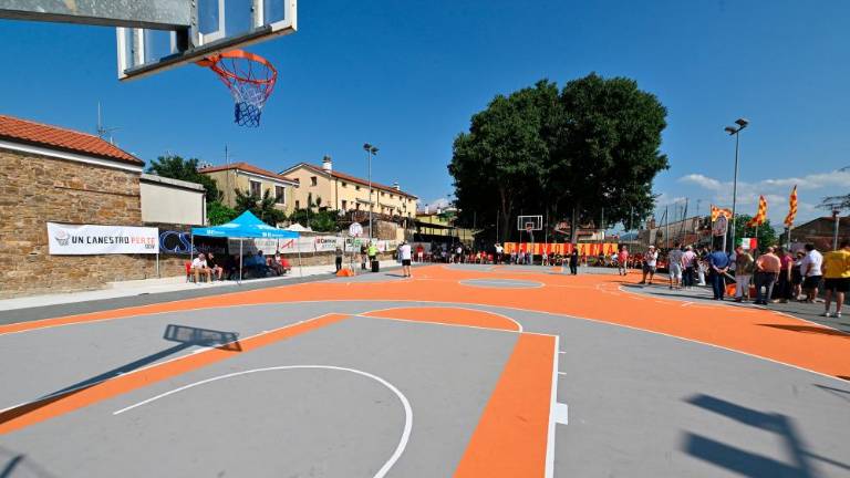 V Škednju predali namenu novo košarkarsko igrišče