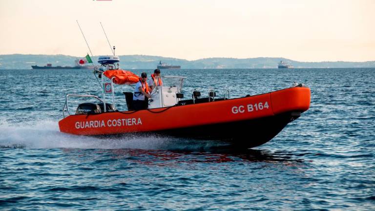 Na odprtem morju pri Barkovljah reševali dekleti na supu