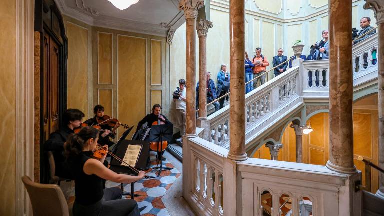 Kjer so leta 1944 visela trupla, je danes odmevala glasba