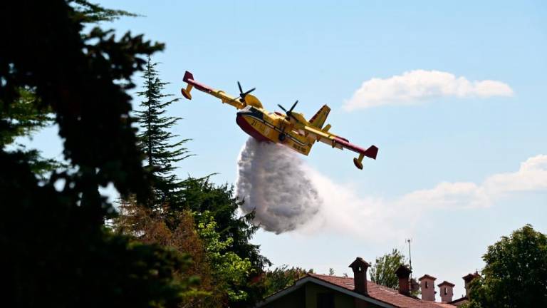 Kanader in helikopterji še na delu (foto in video)