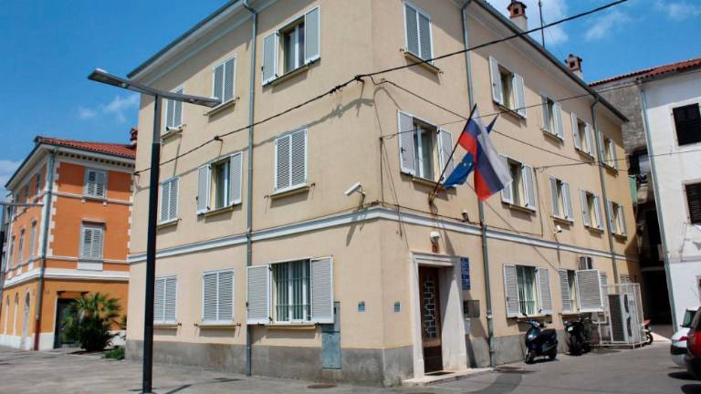 Po grožnji z motorno žago prepir v policijskih uradih