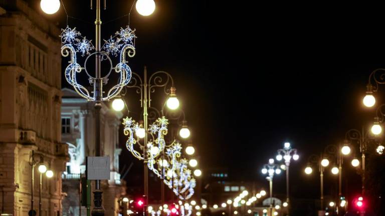 V Trstu prižgali praznične lučke