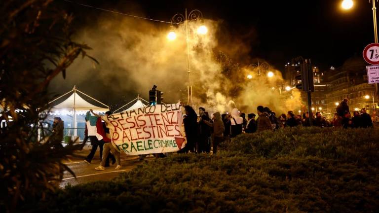 Množično in tudi napeto