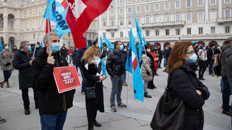 V največjih težavah delavci iz zaodrja