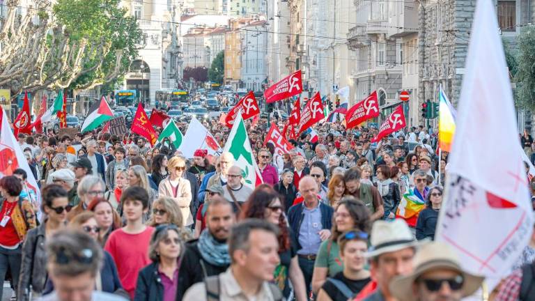 Na ulicah praznovala množica ljudi