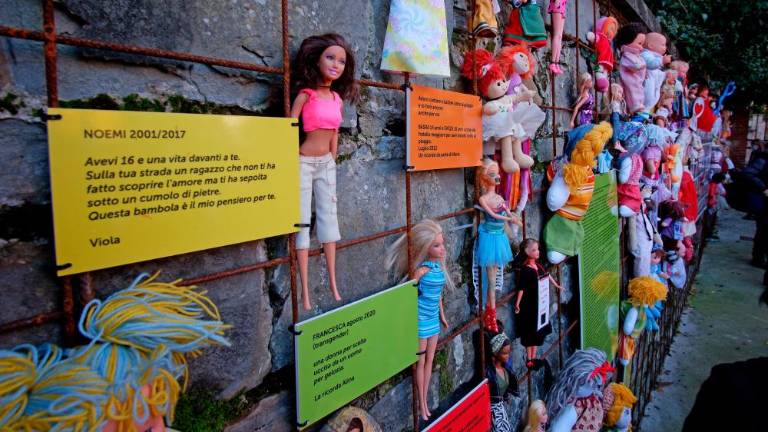 Stena lutk proti nasilju nad ženskami