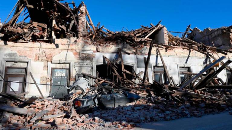 V potresu vse več mrtvih in vsaj 20 poškodovanih, več stavb je porušenih