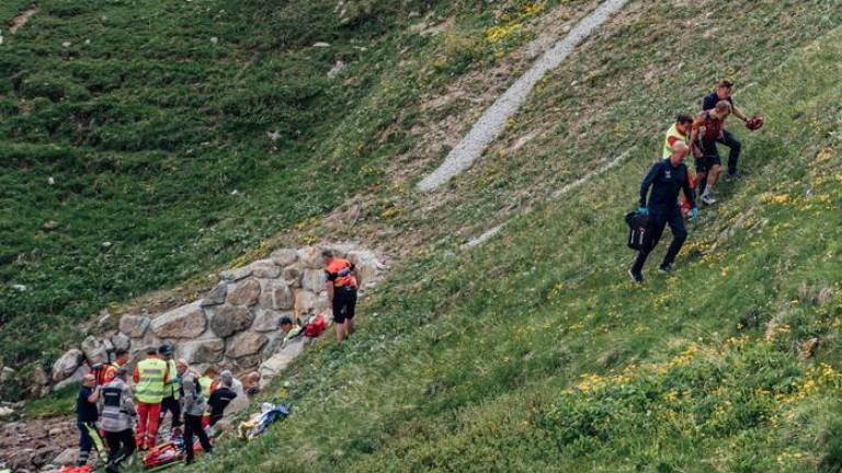 Švicarski kolesar Gino Mäder v kritičnem stanju po padcu v grapo