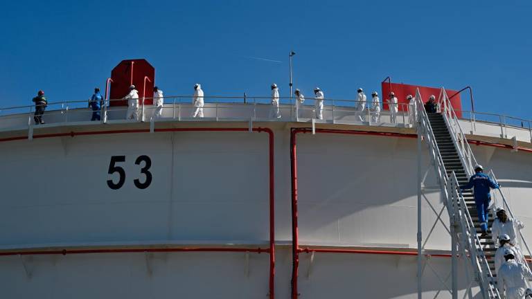 Več človeških nosov med rezervoarji