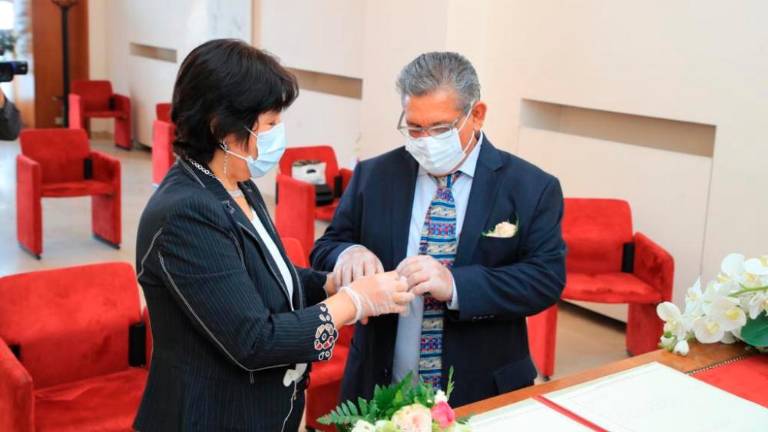 V rokavicah sta si izmenjala poročni prstan