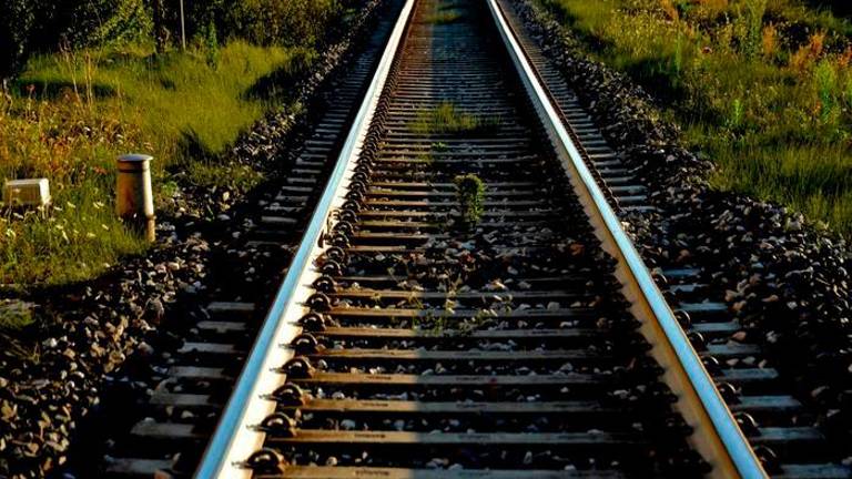 Na železniške tire nastavili betonski blok in stol