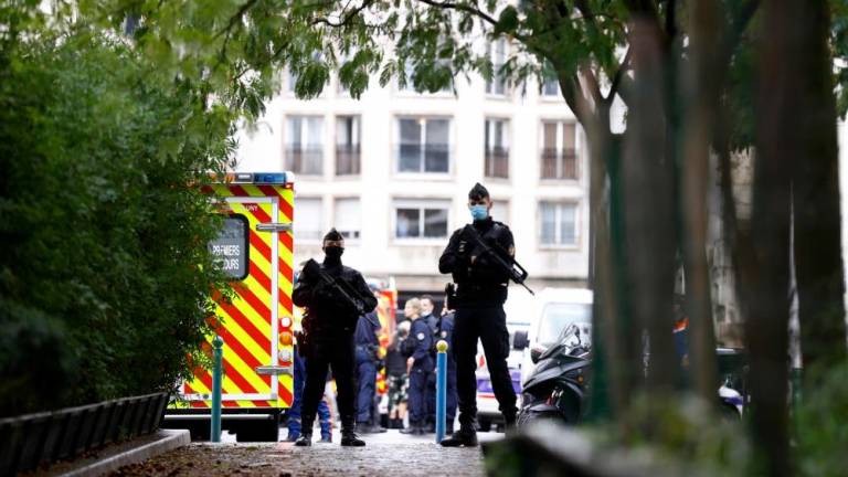 Napad z nožem blizu nekdanjih prostorov tednika Charlie Hebdo