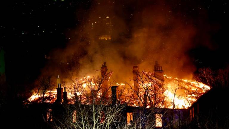 V Trstu zgorela zapuščena stavba (foto in video)