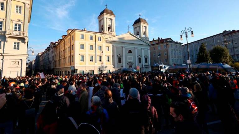 V Trstu okoli osem tisoč protestnikov proti covidnemu potrdilu (video)