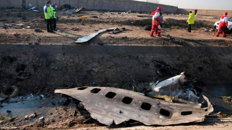 V Iranu strmoglavilo letalo s 177 ljudmi na krovu (foto)