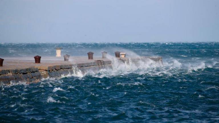 Burja s sunki preko 100 km/h v Tržaškem zalivu (foto)