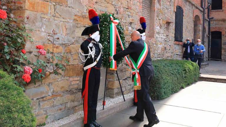 Spoštljiv poklon padlim ob 25. aprilu