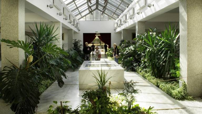 V Hišo cvetja, kjer je Titov grob, vrgel molotovko