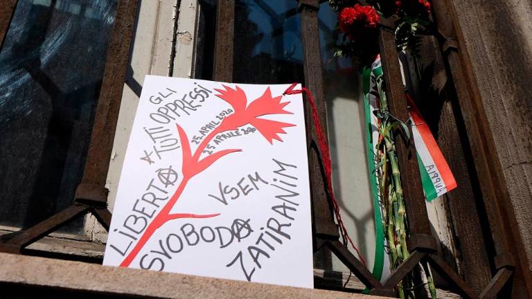 Spoštljiv poklon padlim ob 25. aprilu