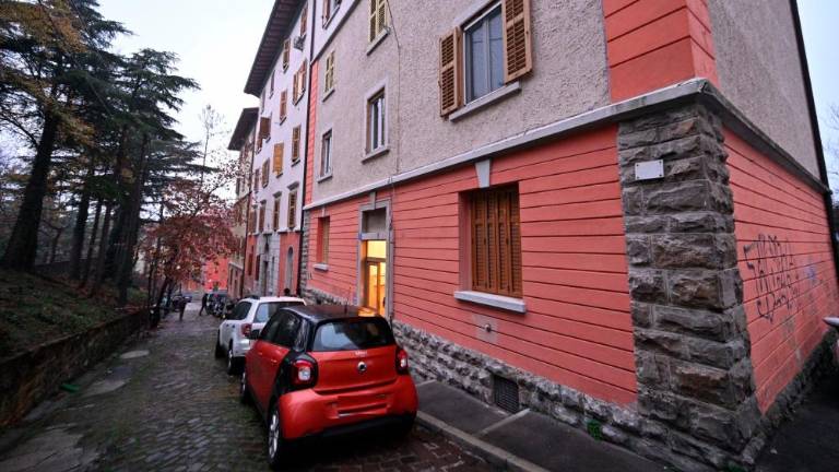 V stanovanju pri Svetem Alojziju našli moško truplo