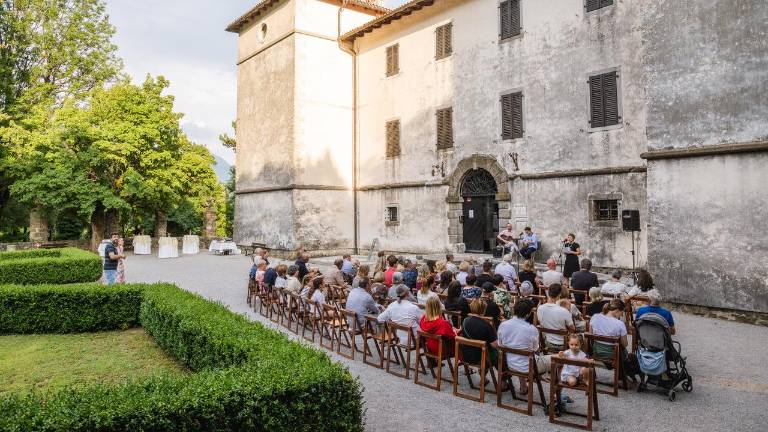 Dialog med likovnimi in pesniškimi deli iz skupnega kulturnega prostora