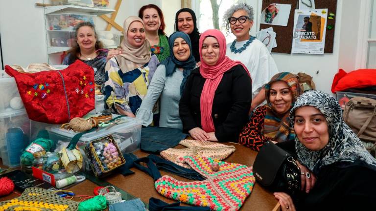 S sukancem in barvami ustvarjajo zgodbe o miru