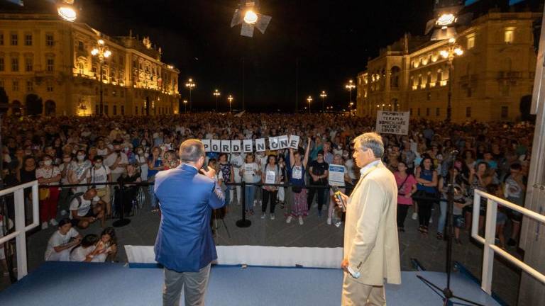 Na Velikem trgu zagovarjali zdravljenje covida-19 na domu