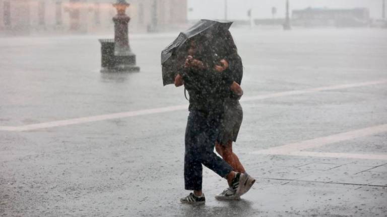 V eni uri mesec dežja