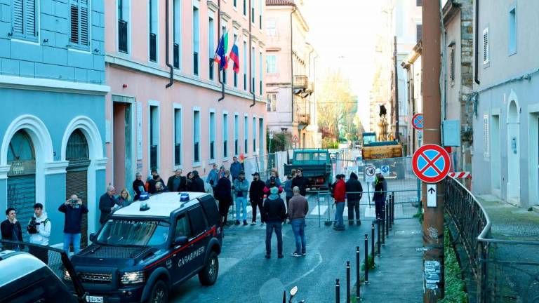 Pred nekdanjo gostilno Pavan protestnik na bagru, prispel Dipiazza (video)