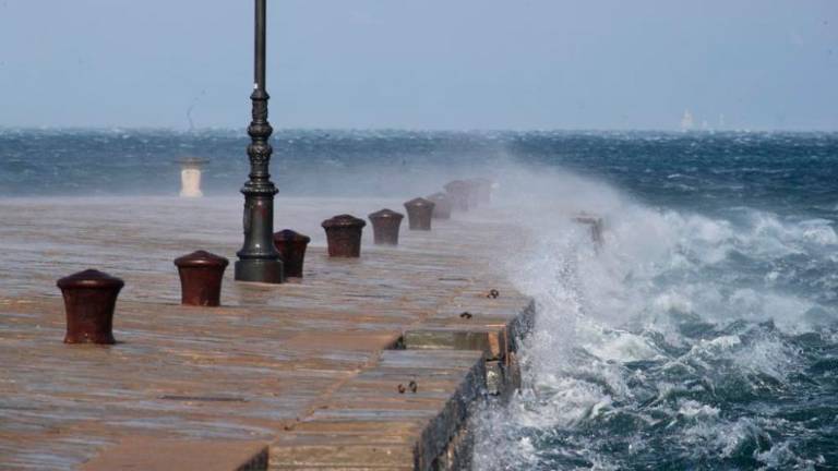 Pihalo bo do četrtka, Arso še opozarja