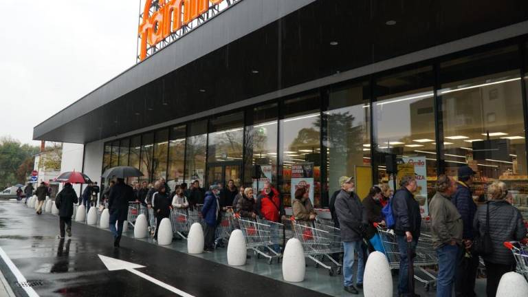 Kljub dežju množično na odprtju novega marketa