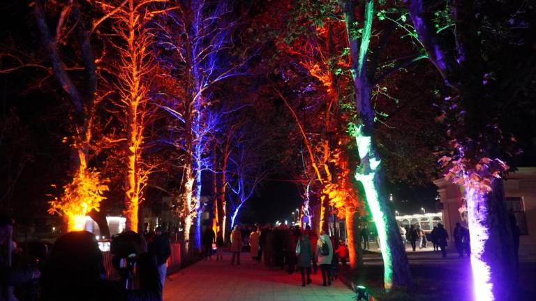 Čezmejni trg praznično osvetljen