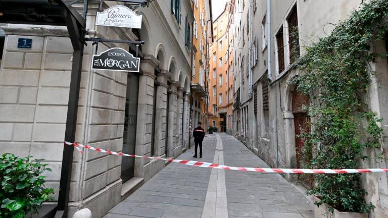 V Ulici Beccherie v Trstu našli žensko truplo, domnevno žrtev umora