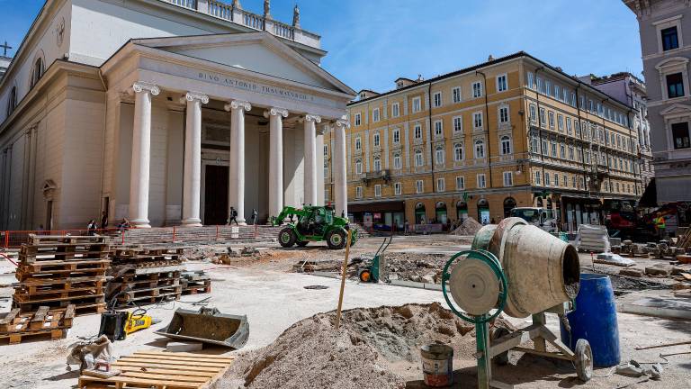 Branjevke in branjevci na Trgu sv. Antona ujeti v sredino prenove