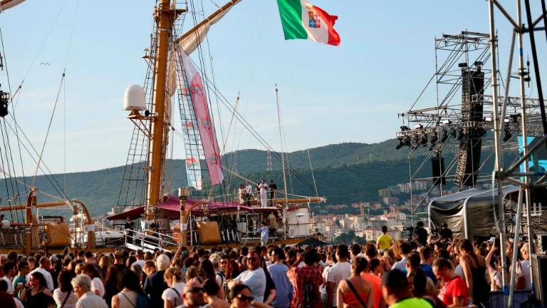 Na ladji Palinuro Tananai in drugi pevci