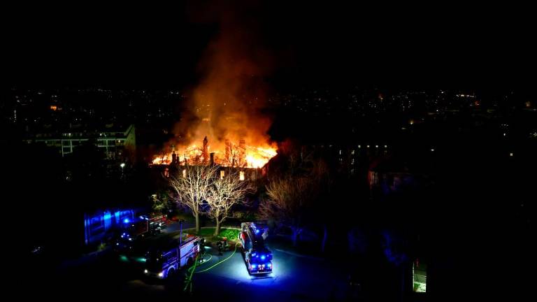 V Trstu zgorela zapuščena stavba (foto in video)