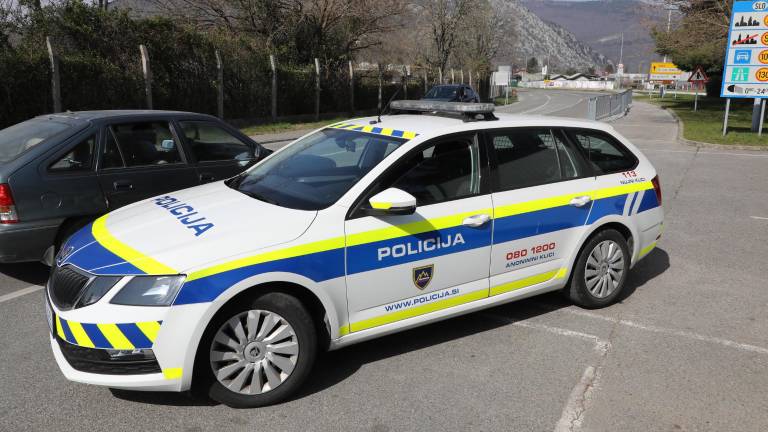 Detonator je eksplodiral in ga poškodoval