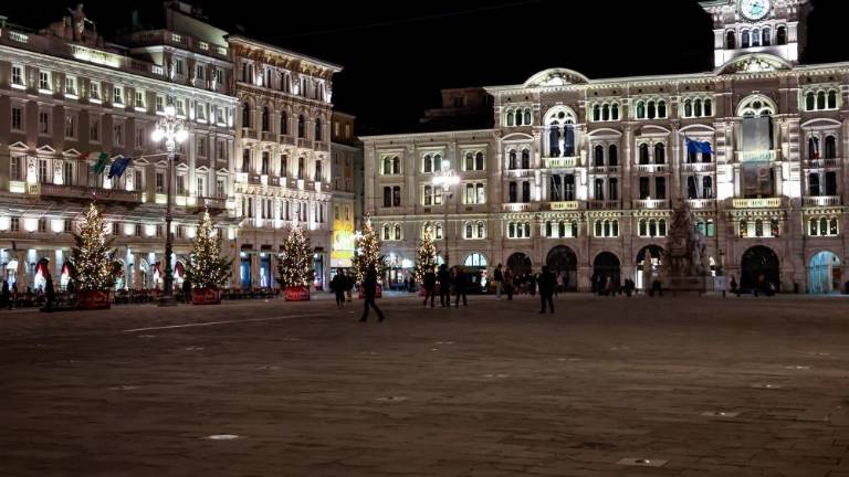 V Trstu prižgali praznične lučke