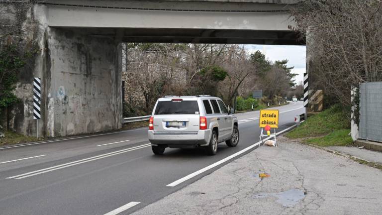 Most zaprt, cesta pod njim ne, pri Banih pa so težave
