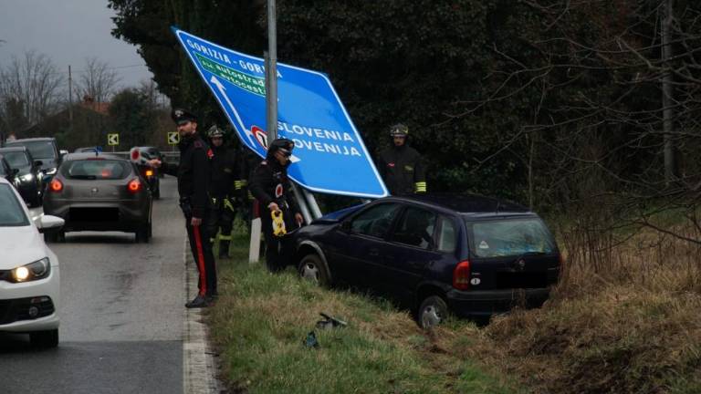 Zapeljal s ceste in podrl tablo